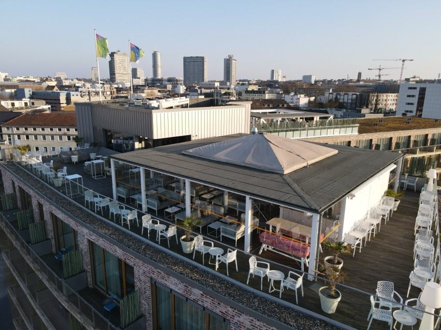 Die Lil Tiger Rooftop Terrace über den Dächern von Essen, im Hintergrund die Skyline