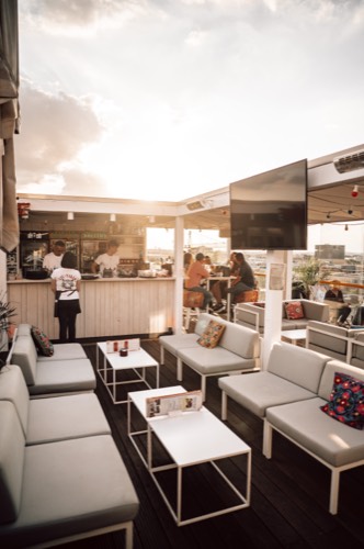 Loungebereich der Rooftop-Terrasse im Abendlicht